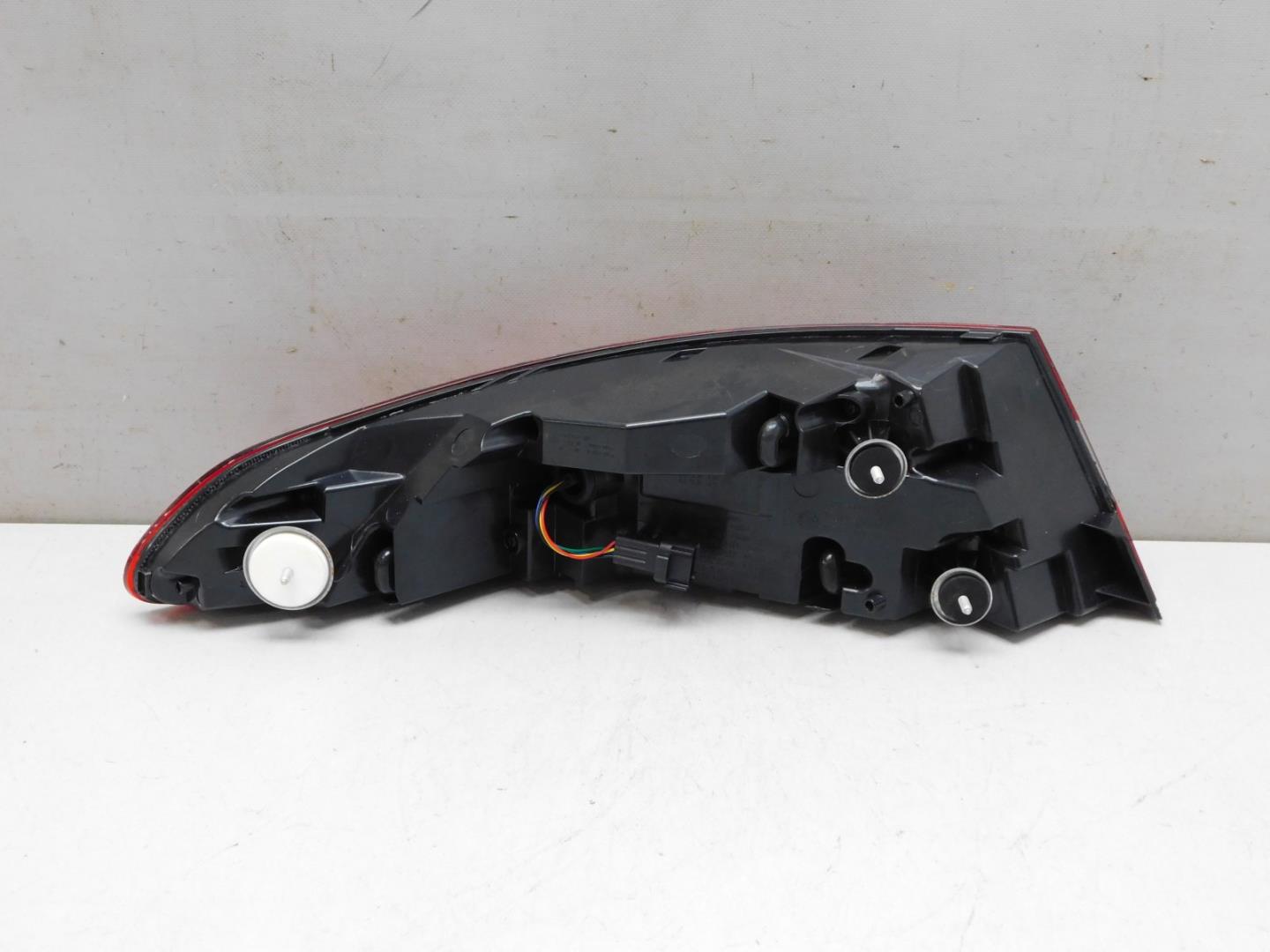 Фонарь задний наружный правый