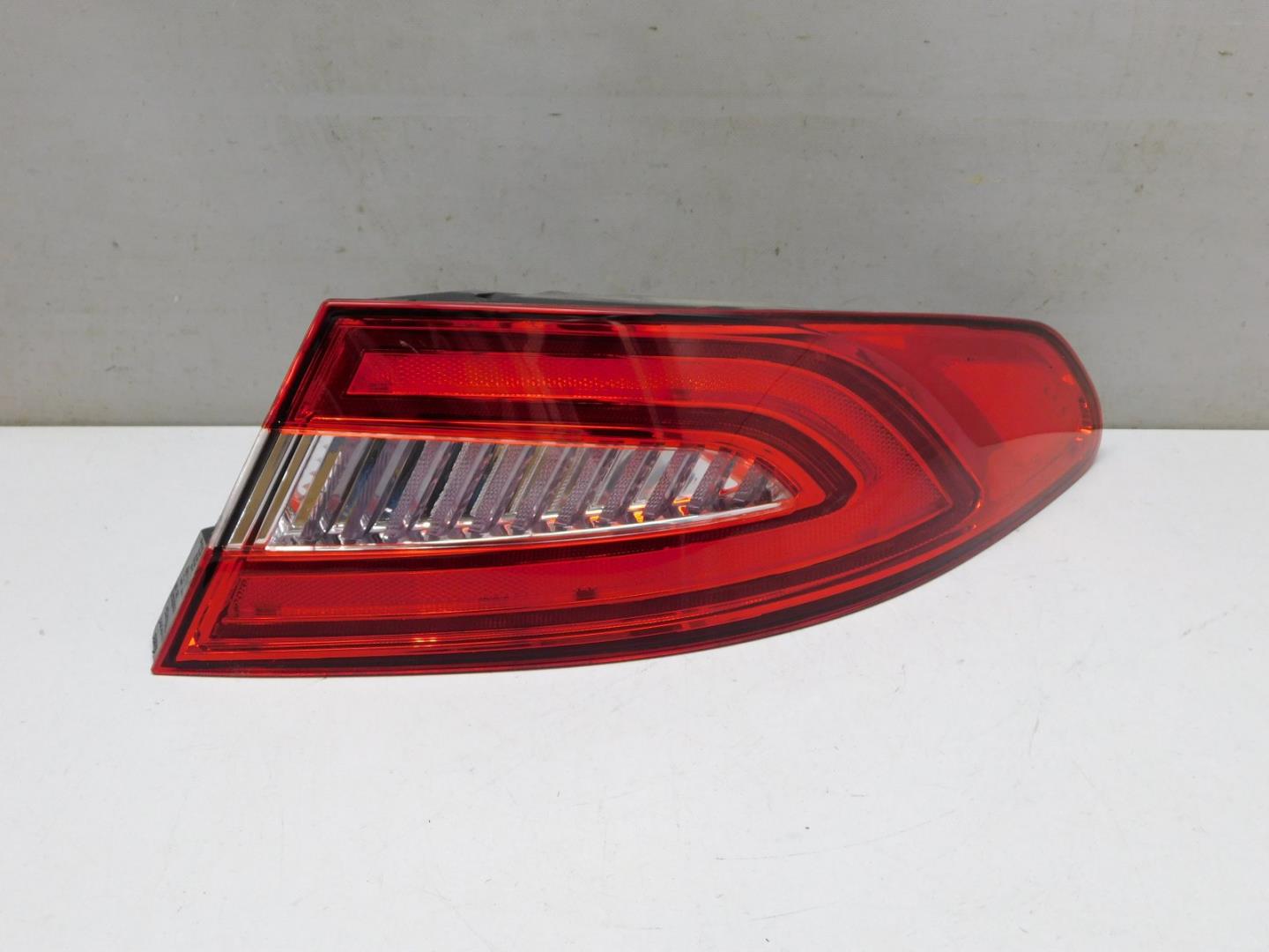 Фонарь задний наружный правый