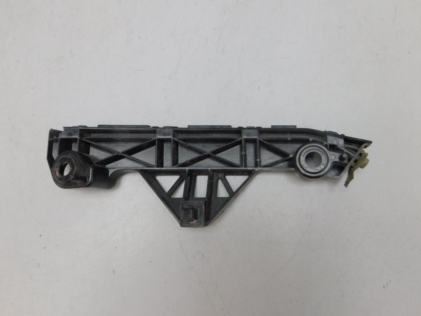 Направляющая переднего бампера