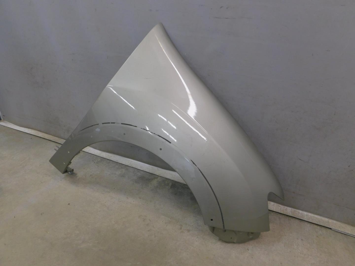 Крыло переднее правое