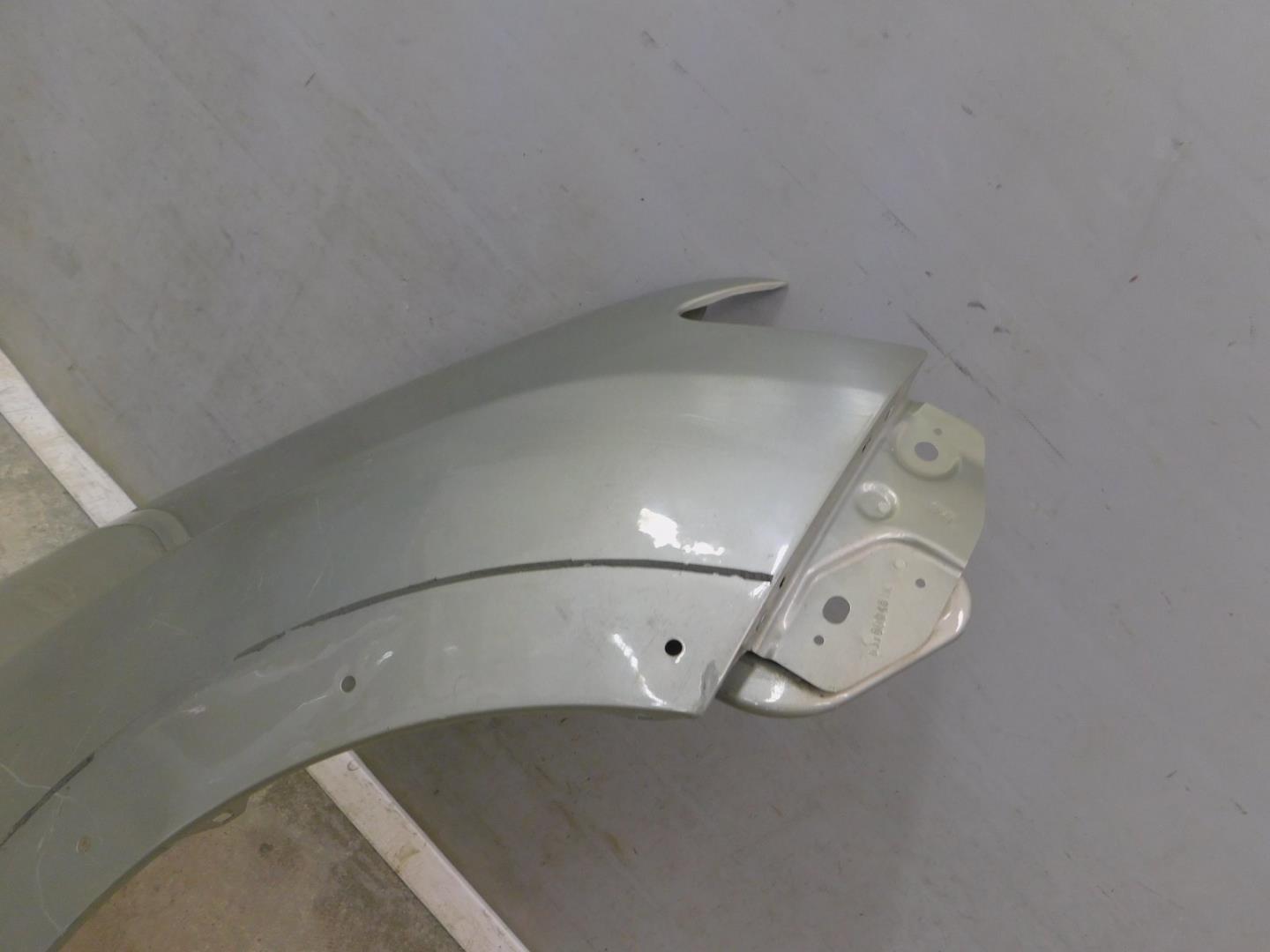 Крыло переднее правое