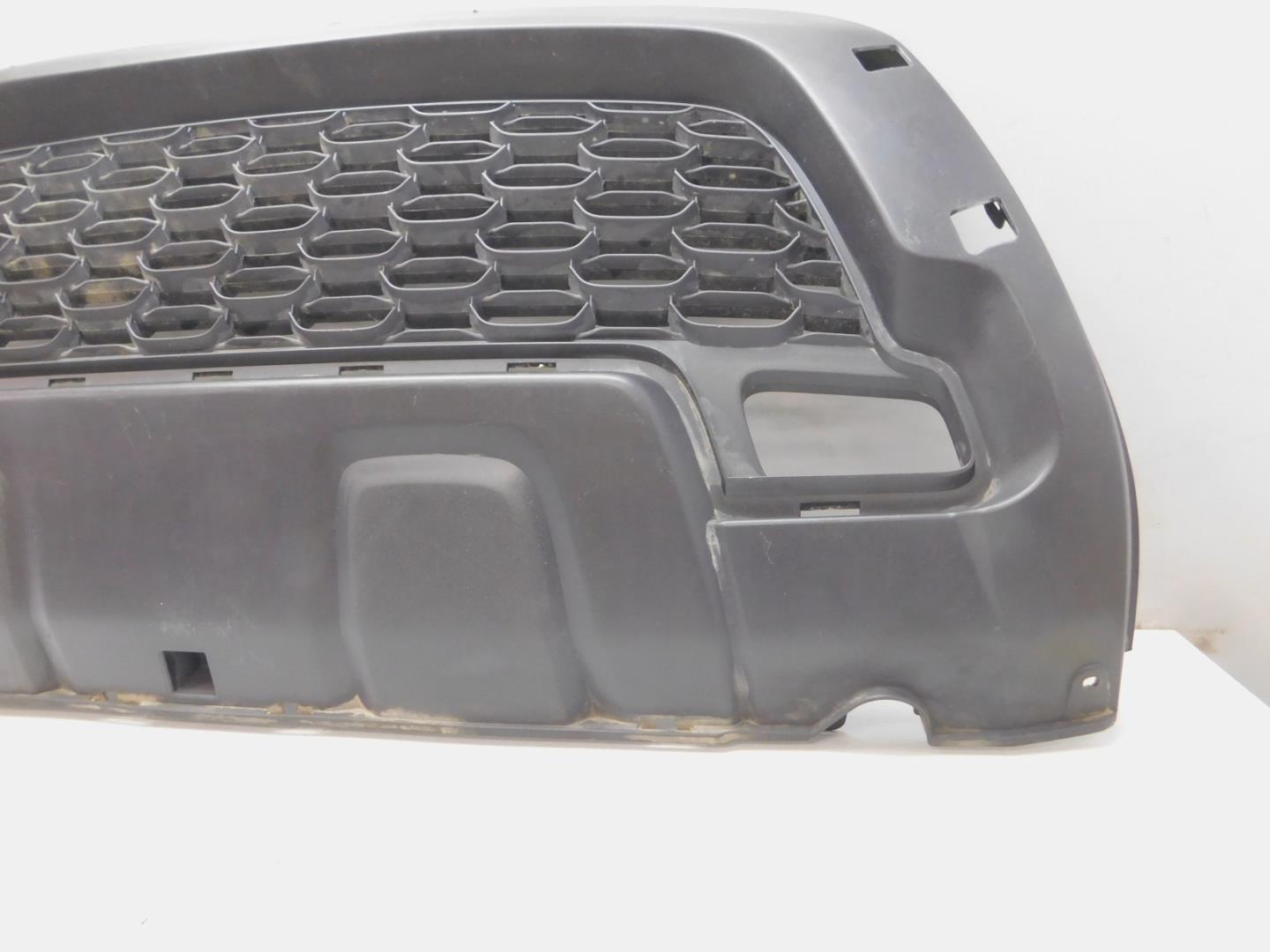 Решетка в бампер центральная