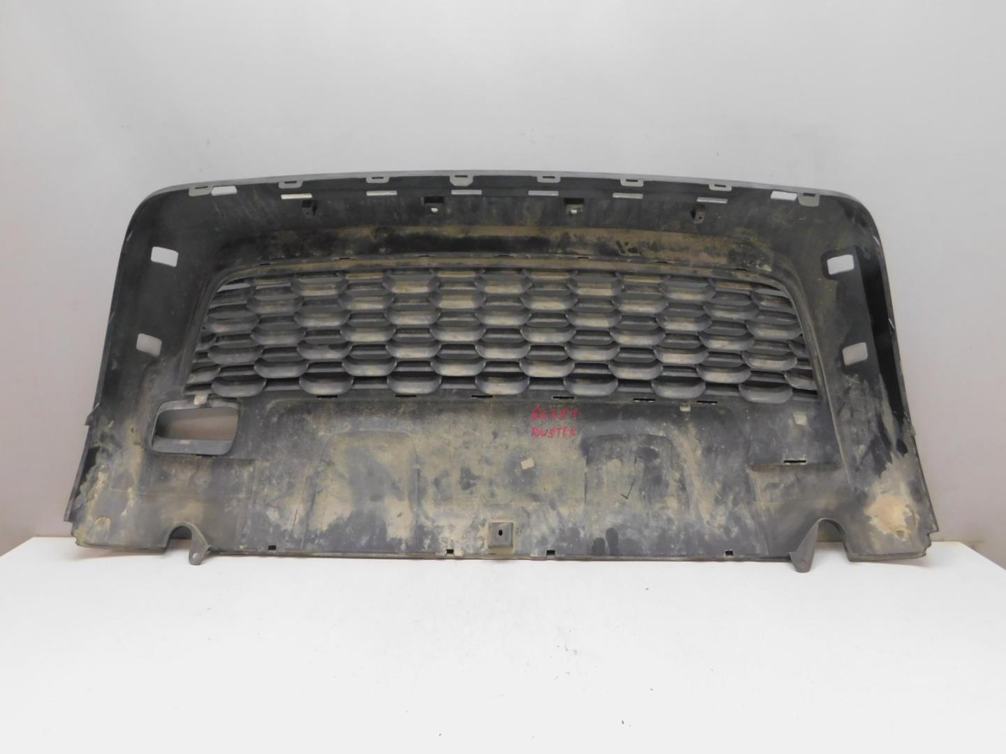 Решетка в бампер центральная