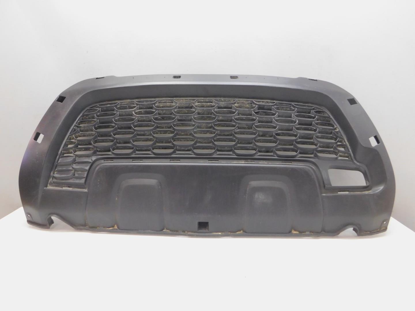 Решетка в бампер центральная