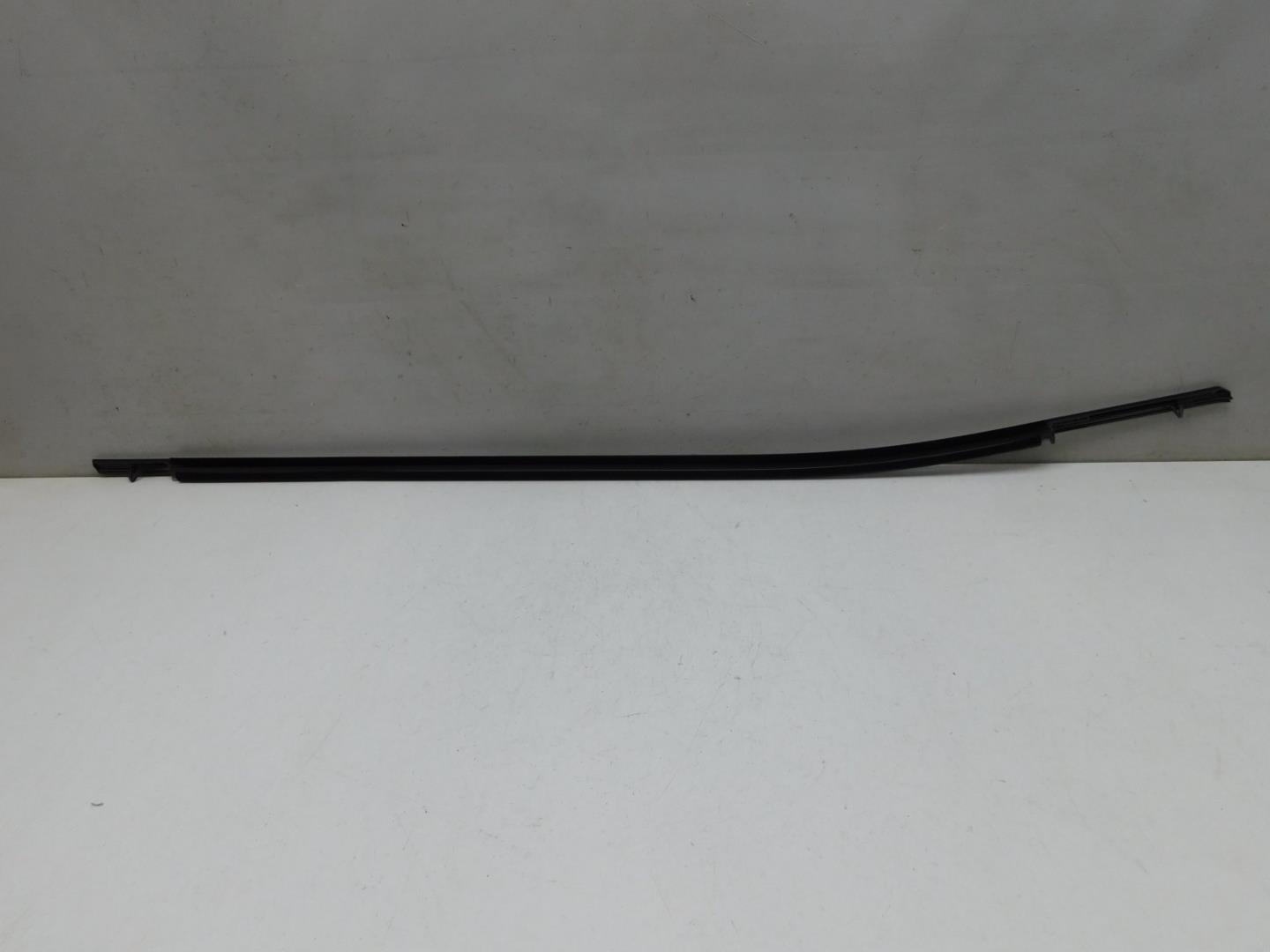 Накладка стекла переднего левого