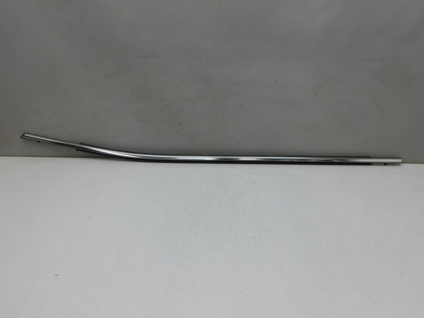 Накладка стекла переднего левого