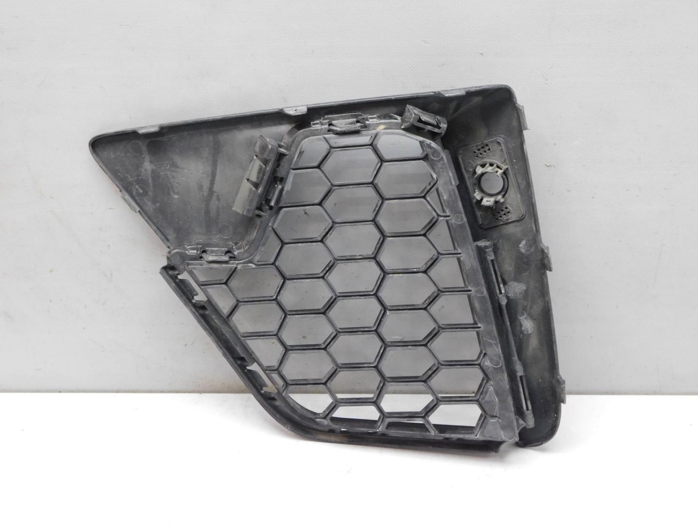 Решетка в бампер правая