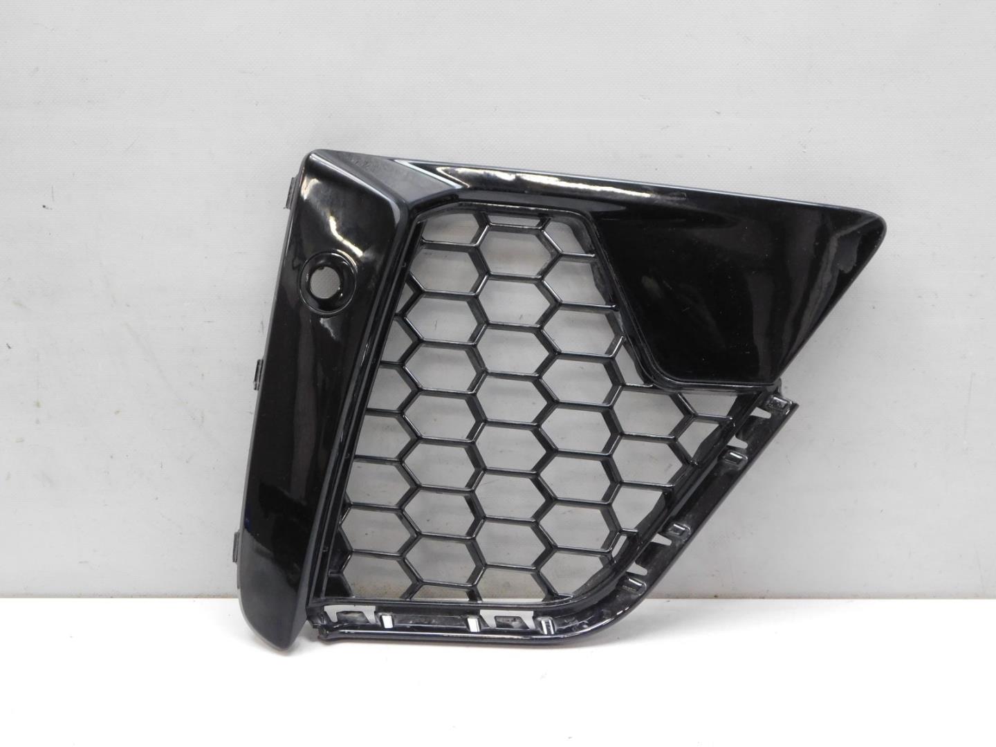 Решетка в бампер правая