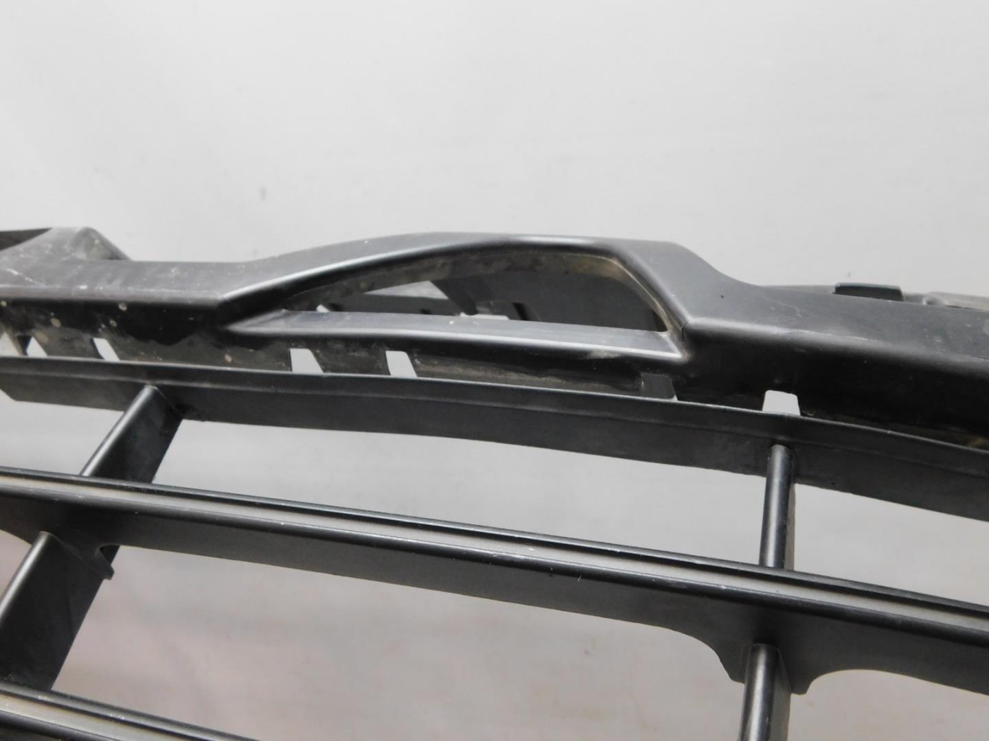 Решетка в бампер центральная