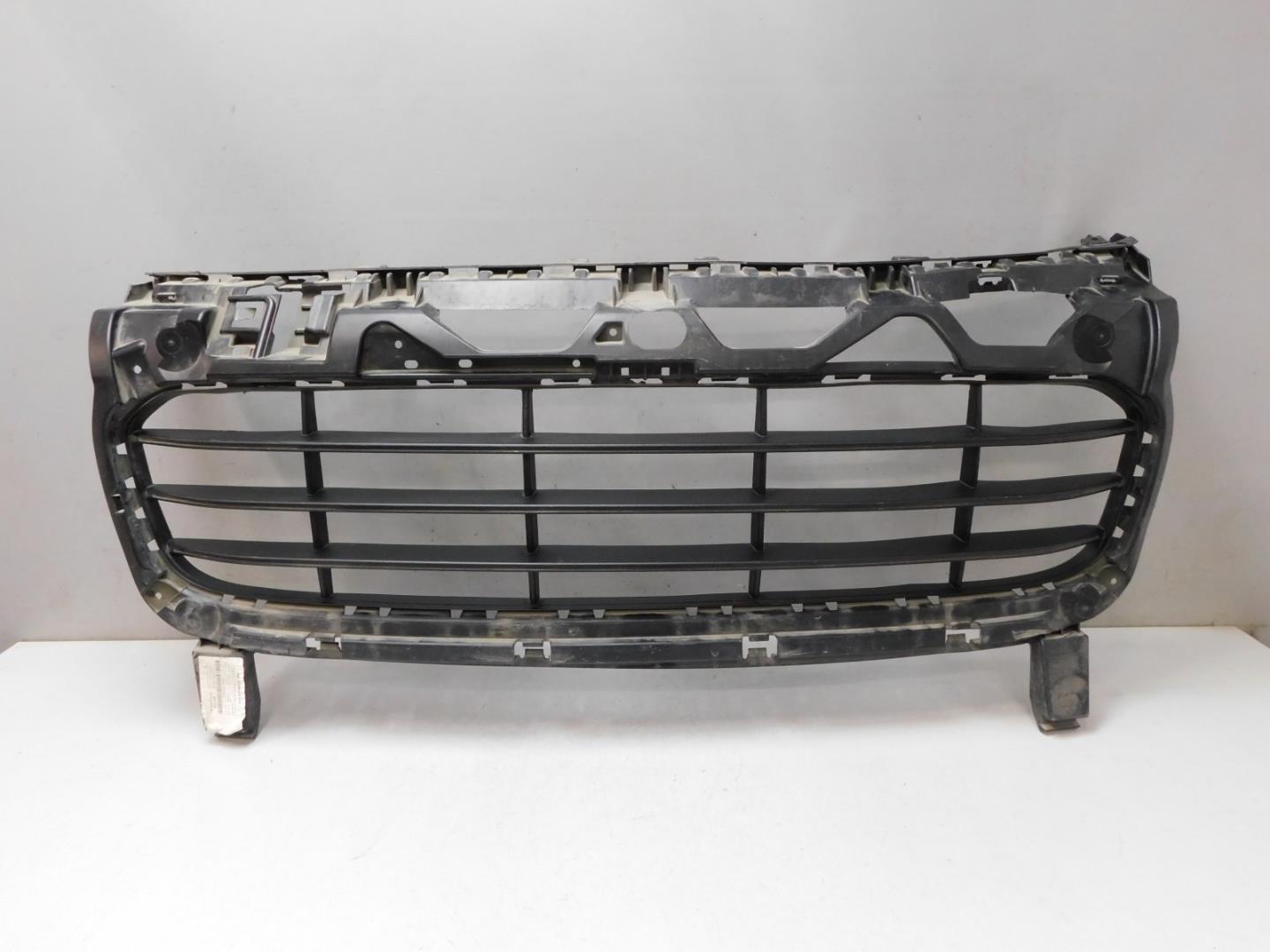 Решетка в бампер центральная