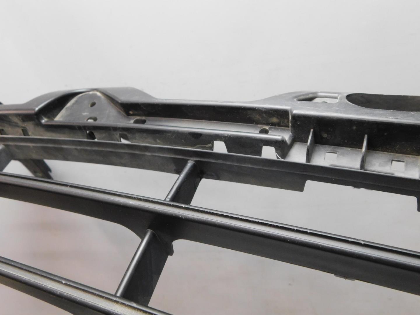 Решетка в бампер центральная