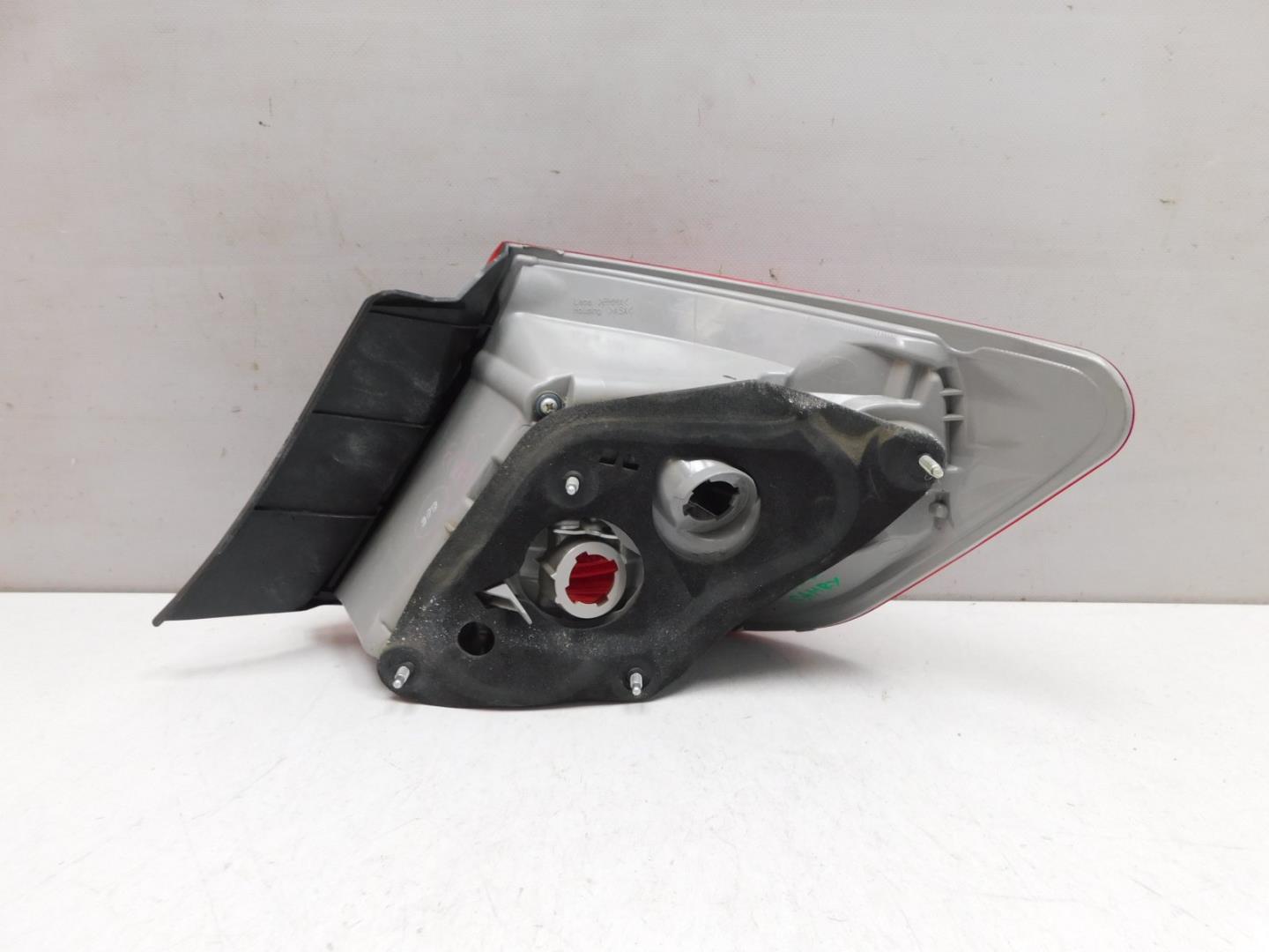 Фонарь задний наружный левый