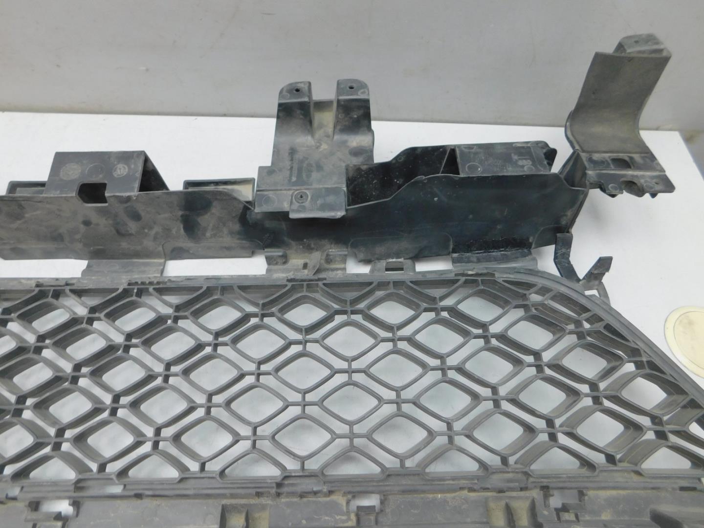 Решетка в бампер центральная