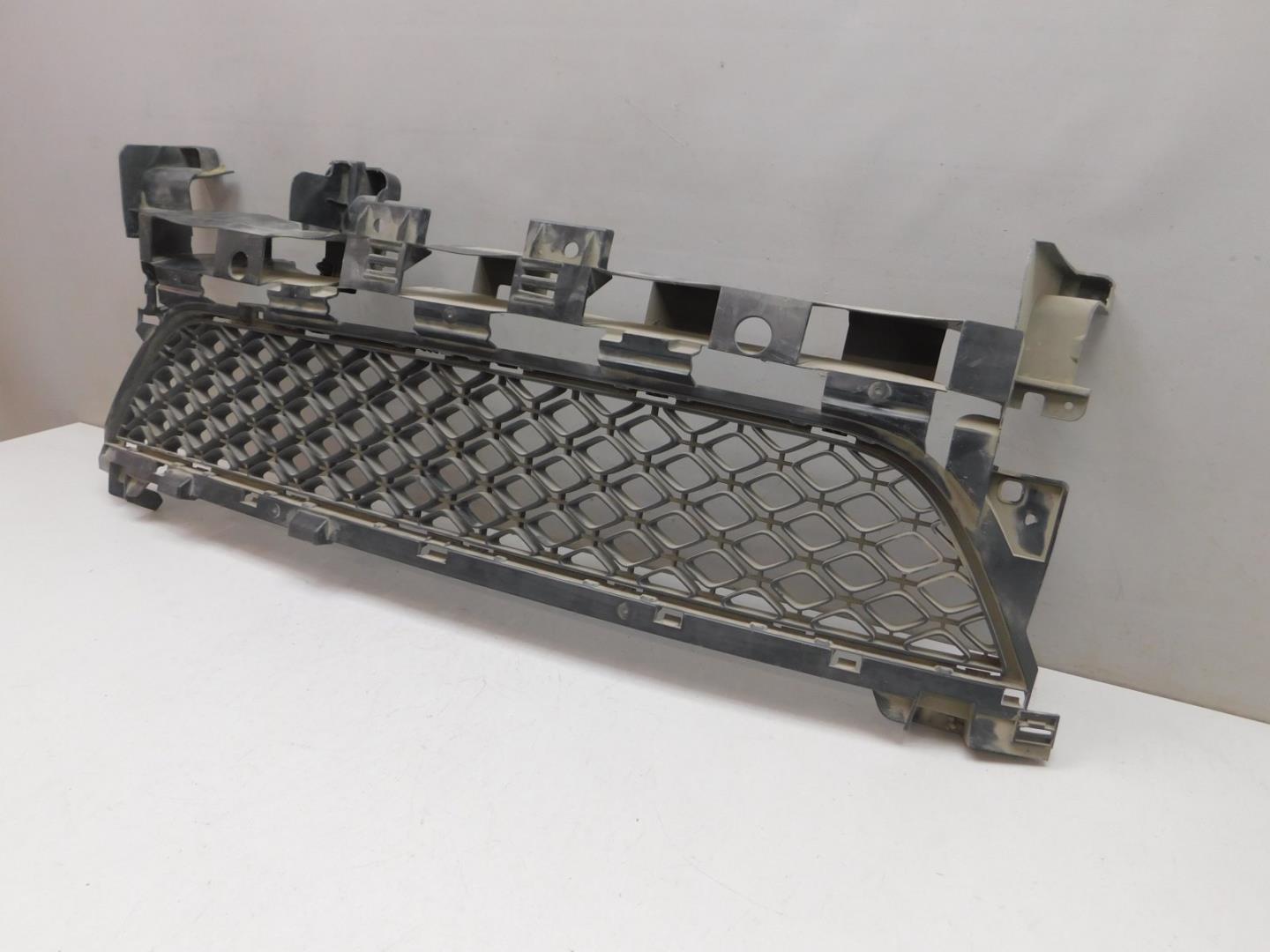 Решетка в бампер центральная