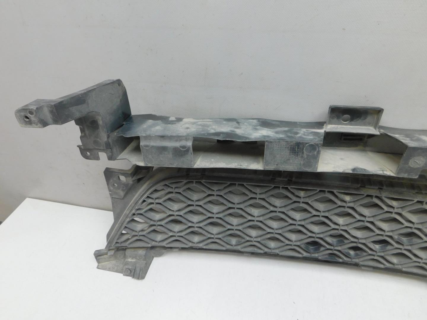 Решетка в бампер центральная