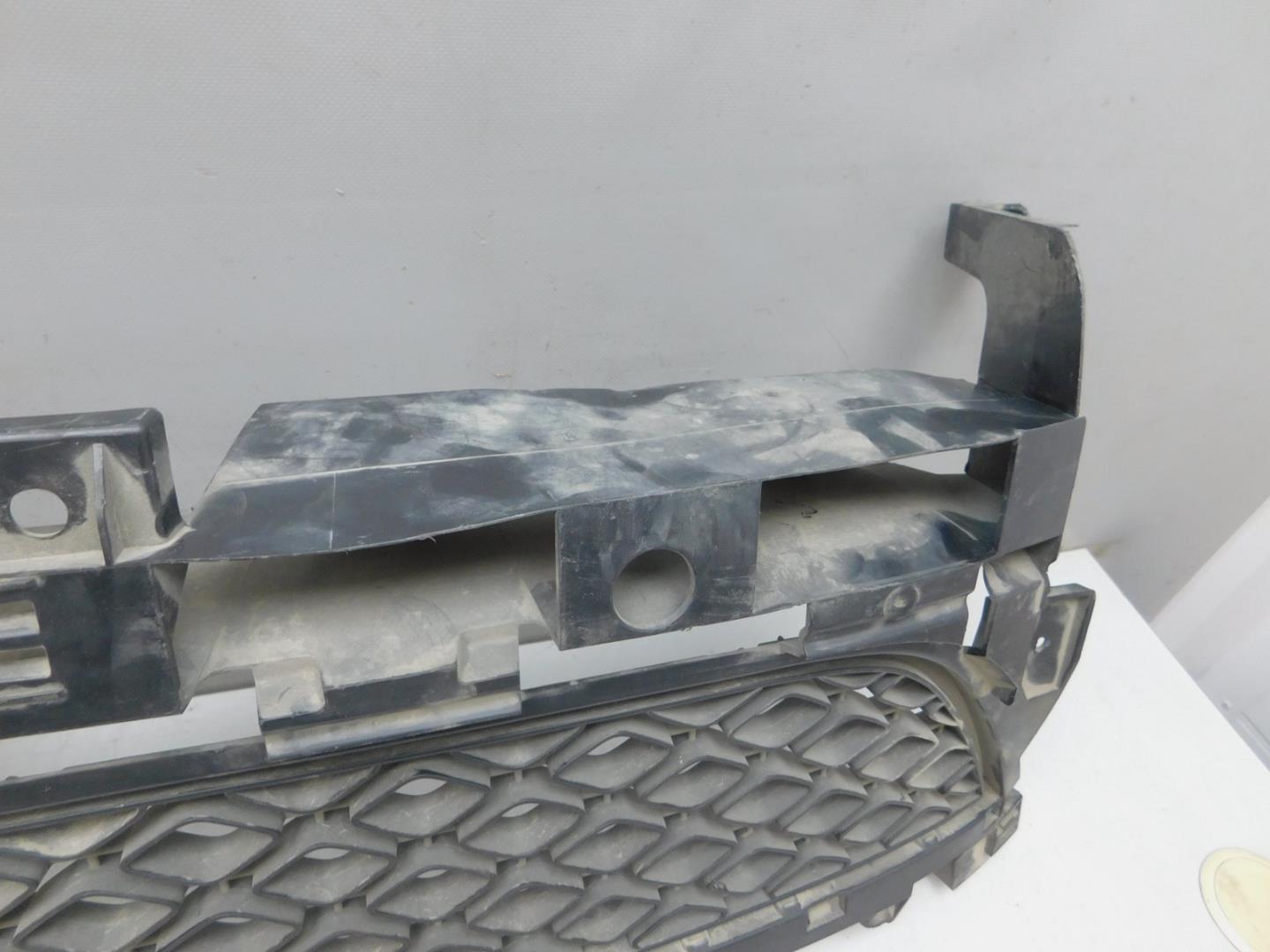 Решетка в бампер центральная