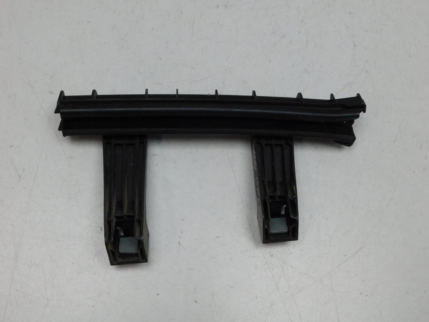 Направляющая стекла двери