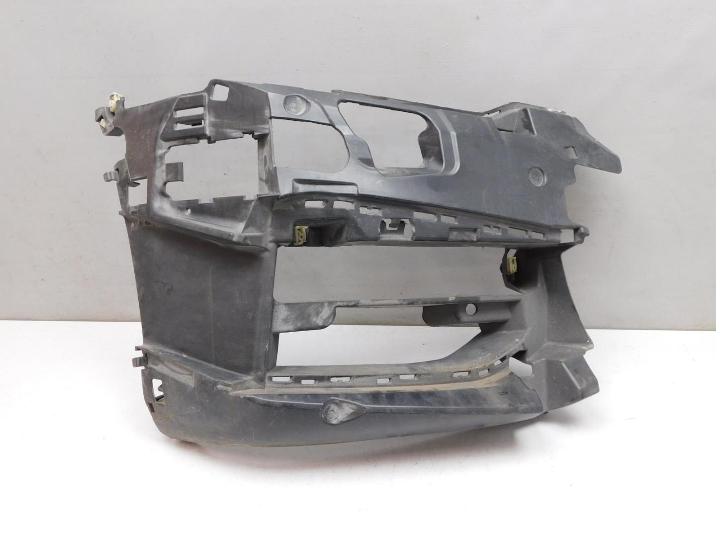 Кронштейн переднего бампера