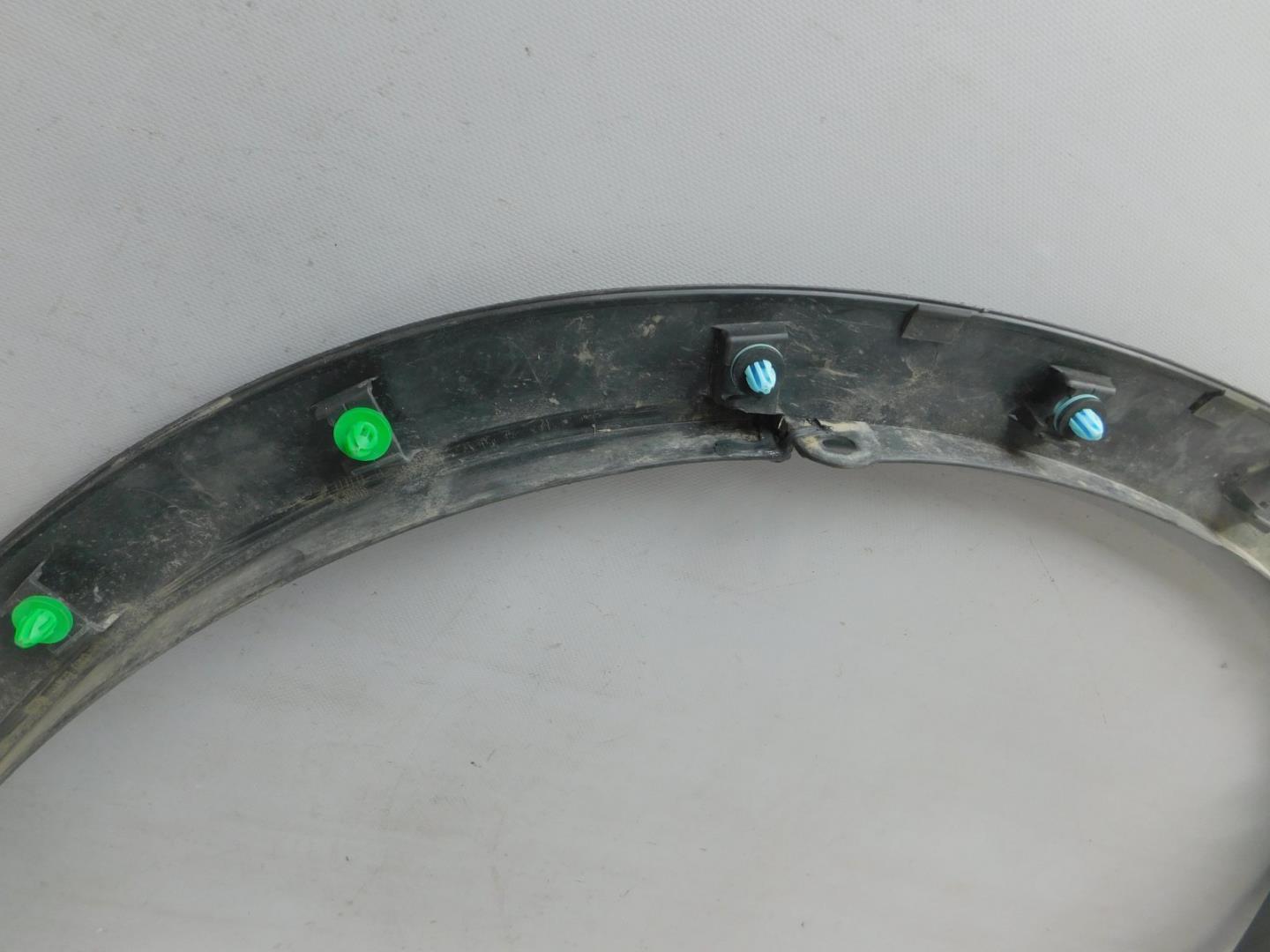 Накладка переднего крыла правого