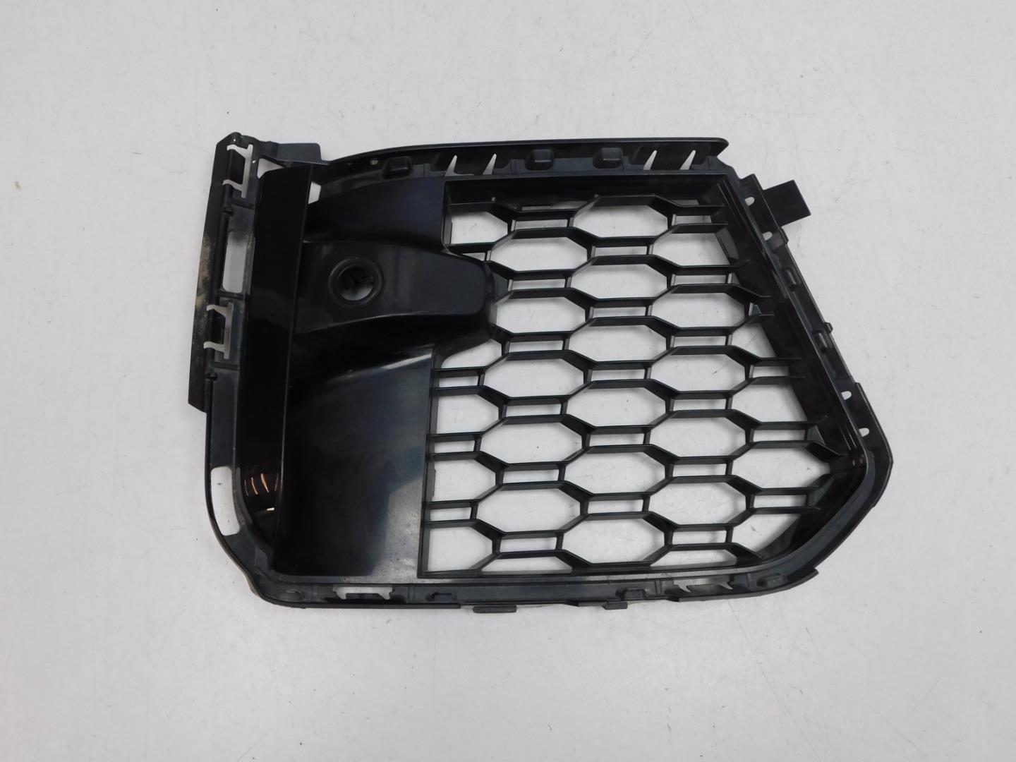 Решетка в бампер правая