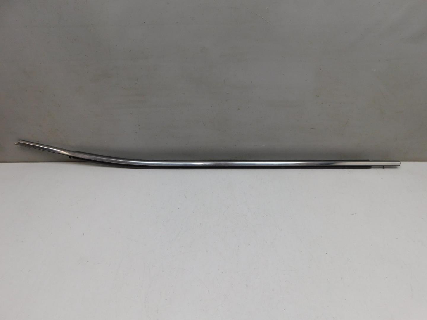 Накладка стекла переднего левого