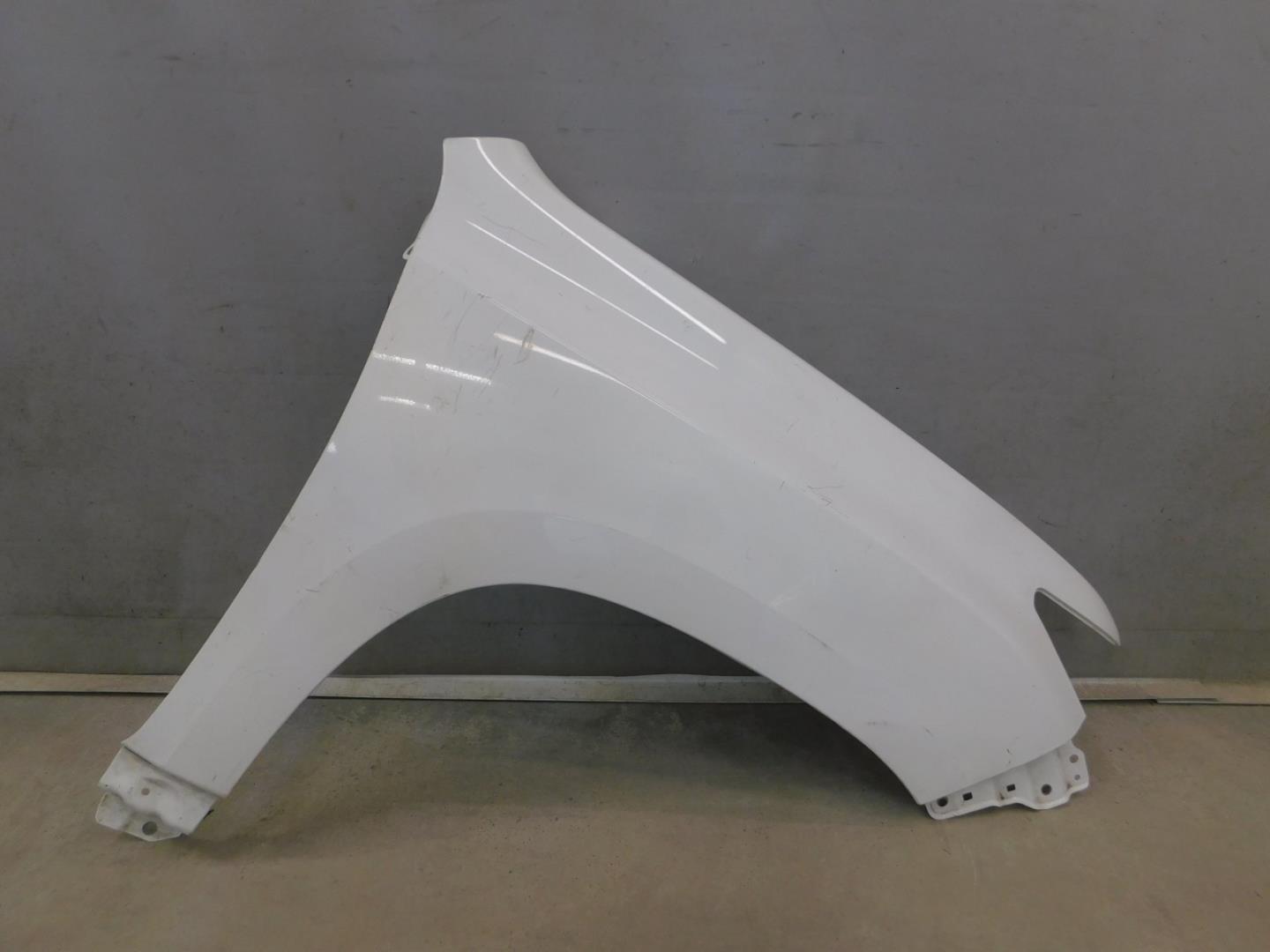 Крыло переднее правое