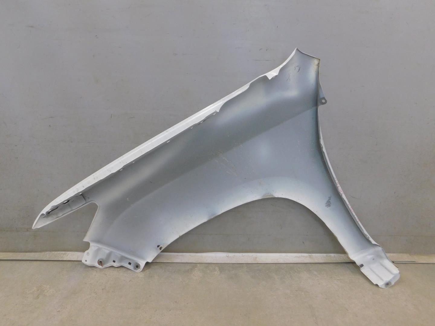 Крыло переднее правое