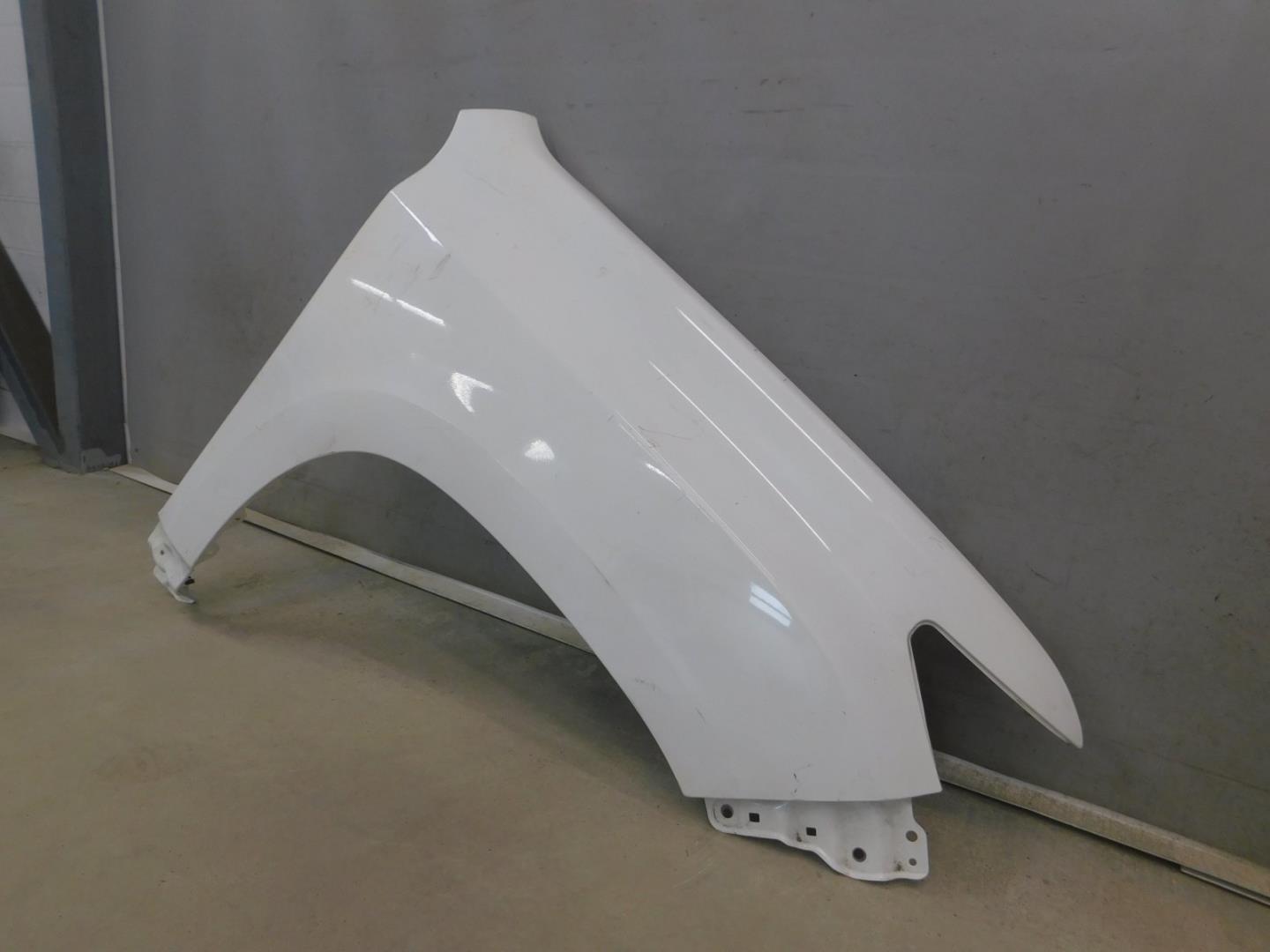 Крыло переднее правое