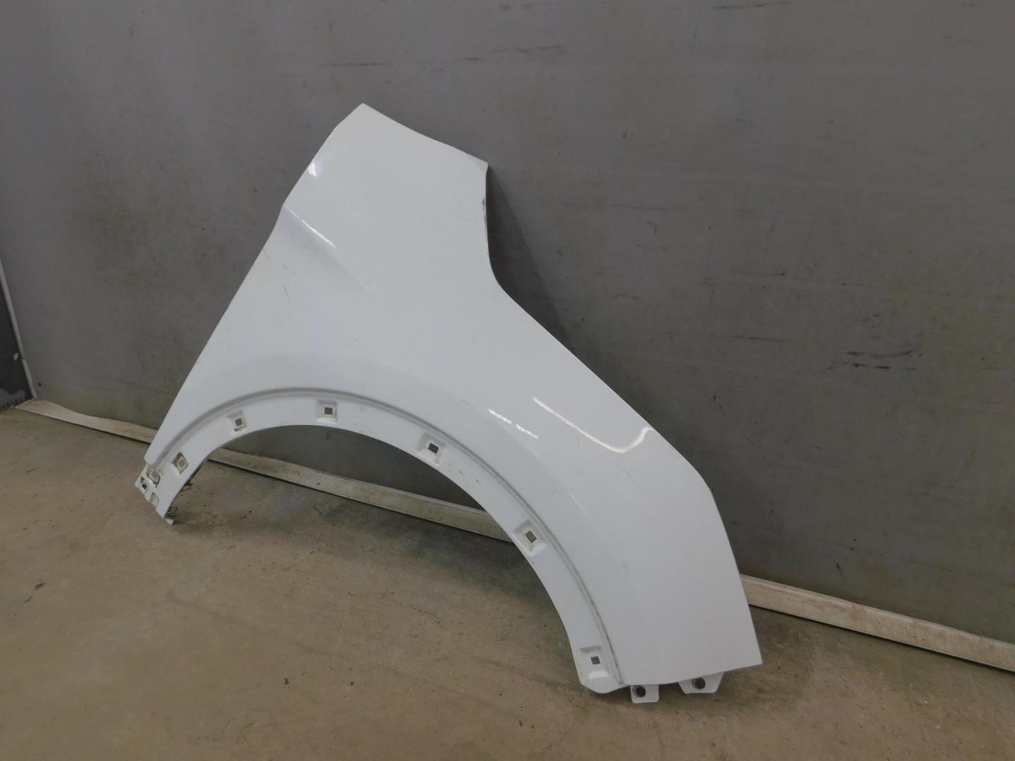 Крыло переднее правое