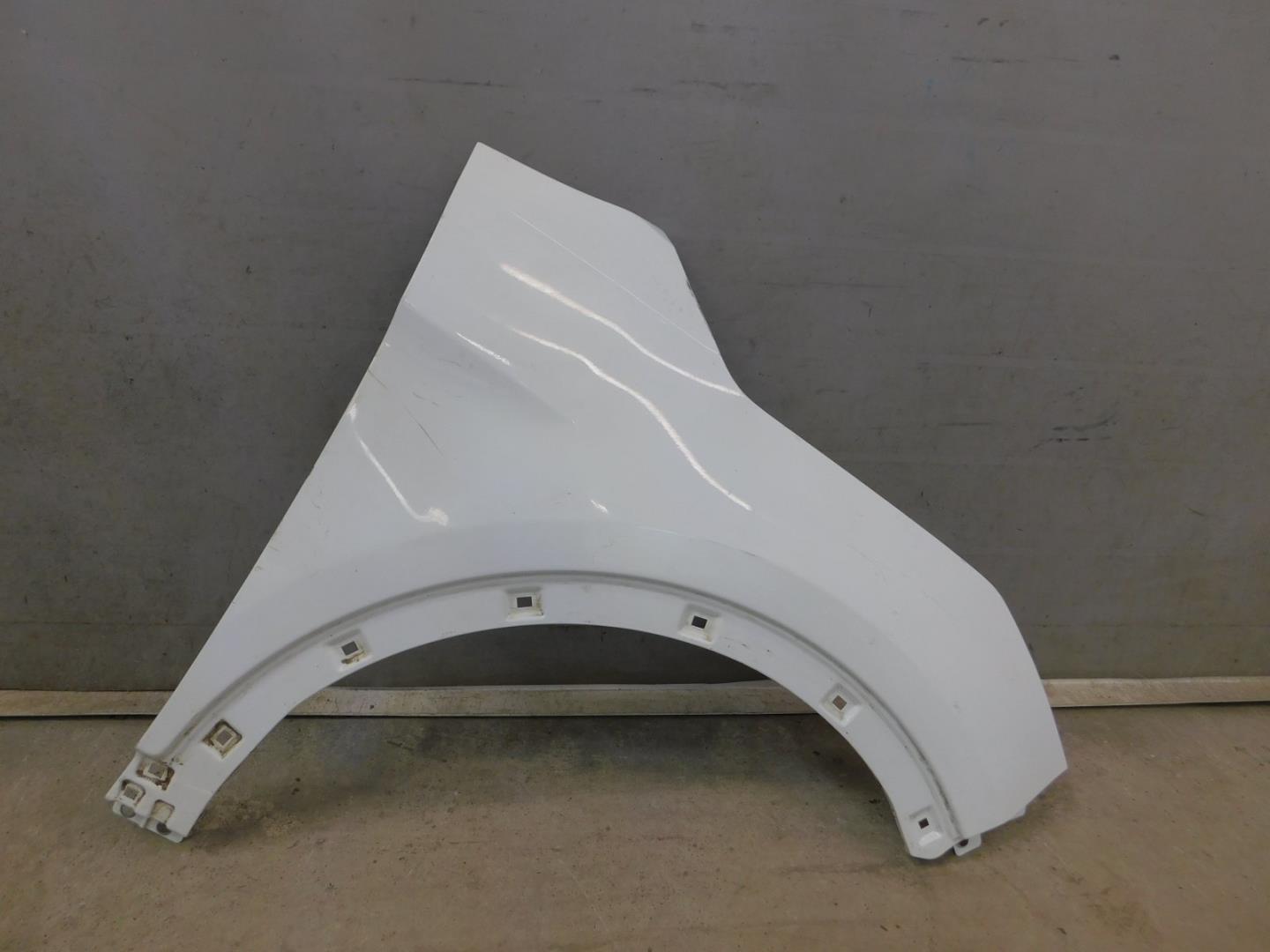 Крыло переднее правое