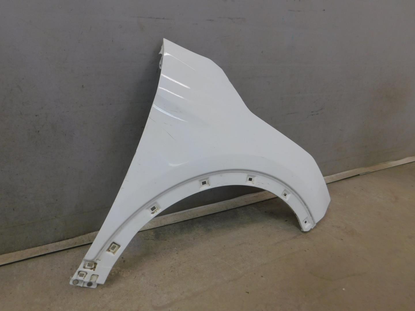 Крыло переднее правое