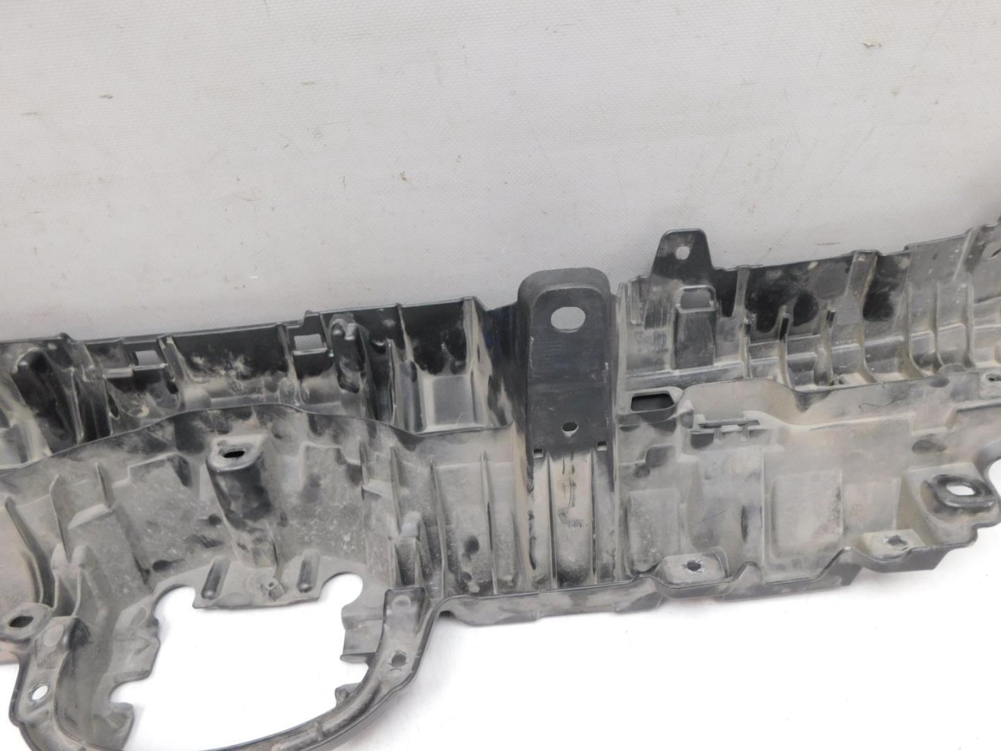 Кронштейн решетки радиатора