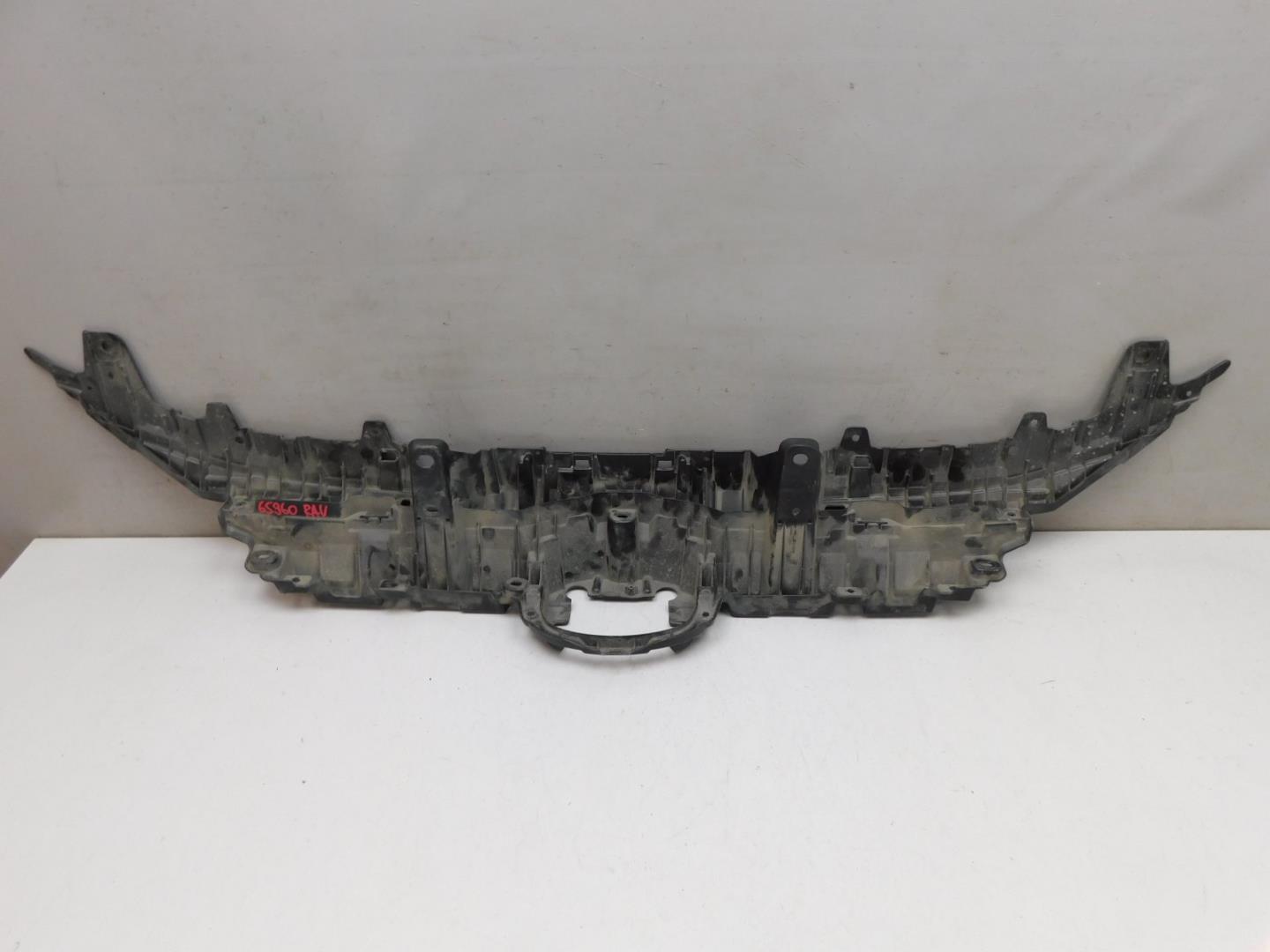 Кронштейн решетки радиатора