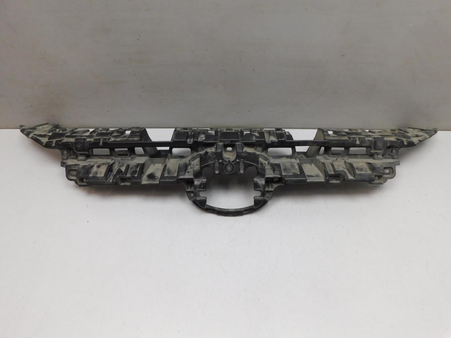 Кронштейн решетки радиатора