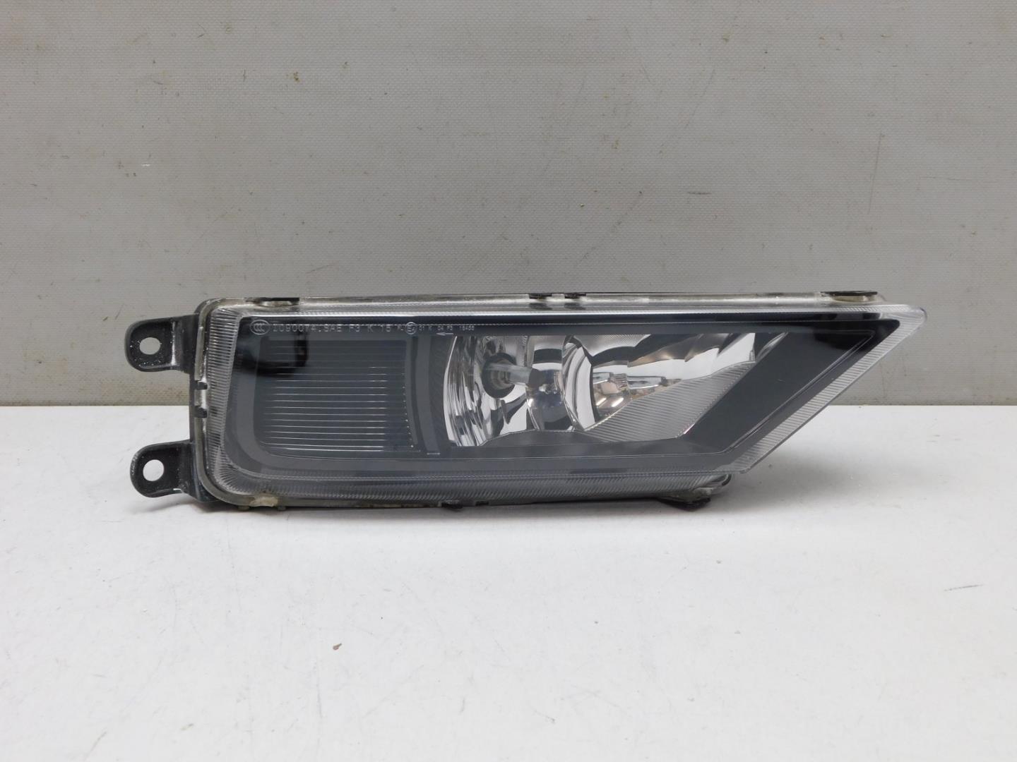 Фара противотуманная правая