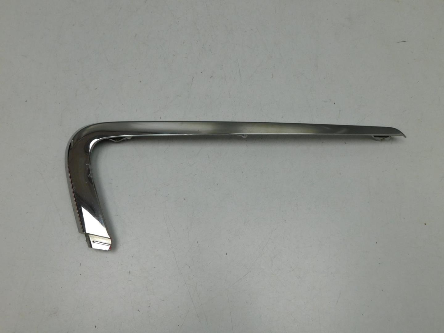 Молдинг переднего бампера