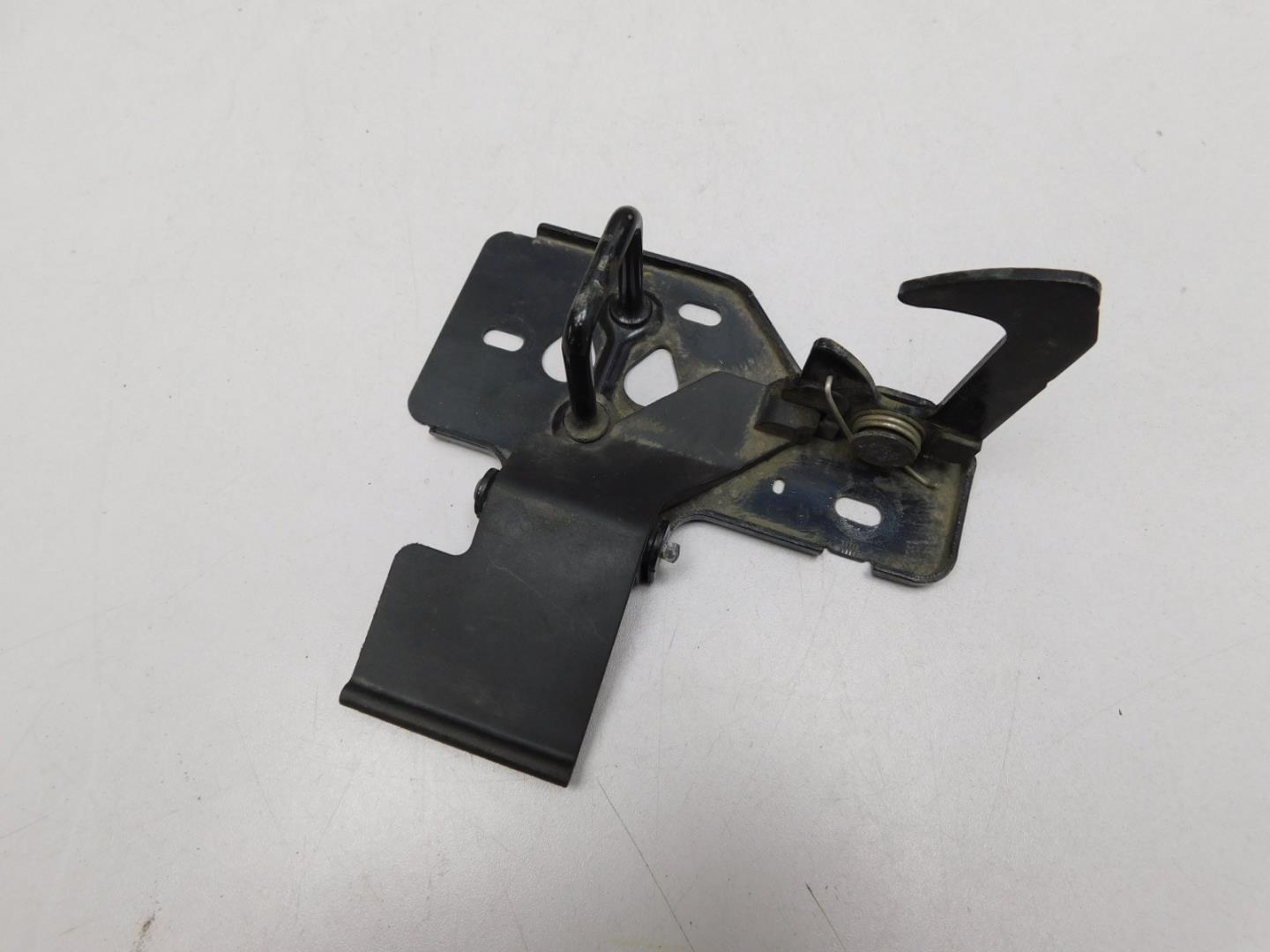 Замок капота