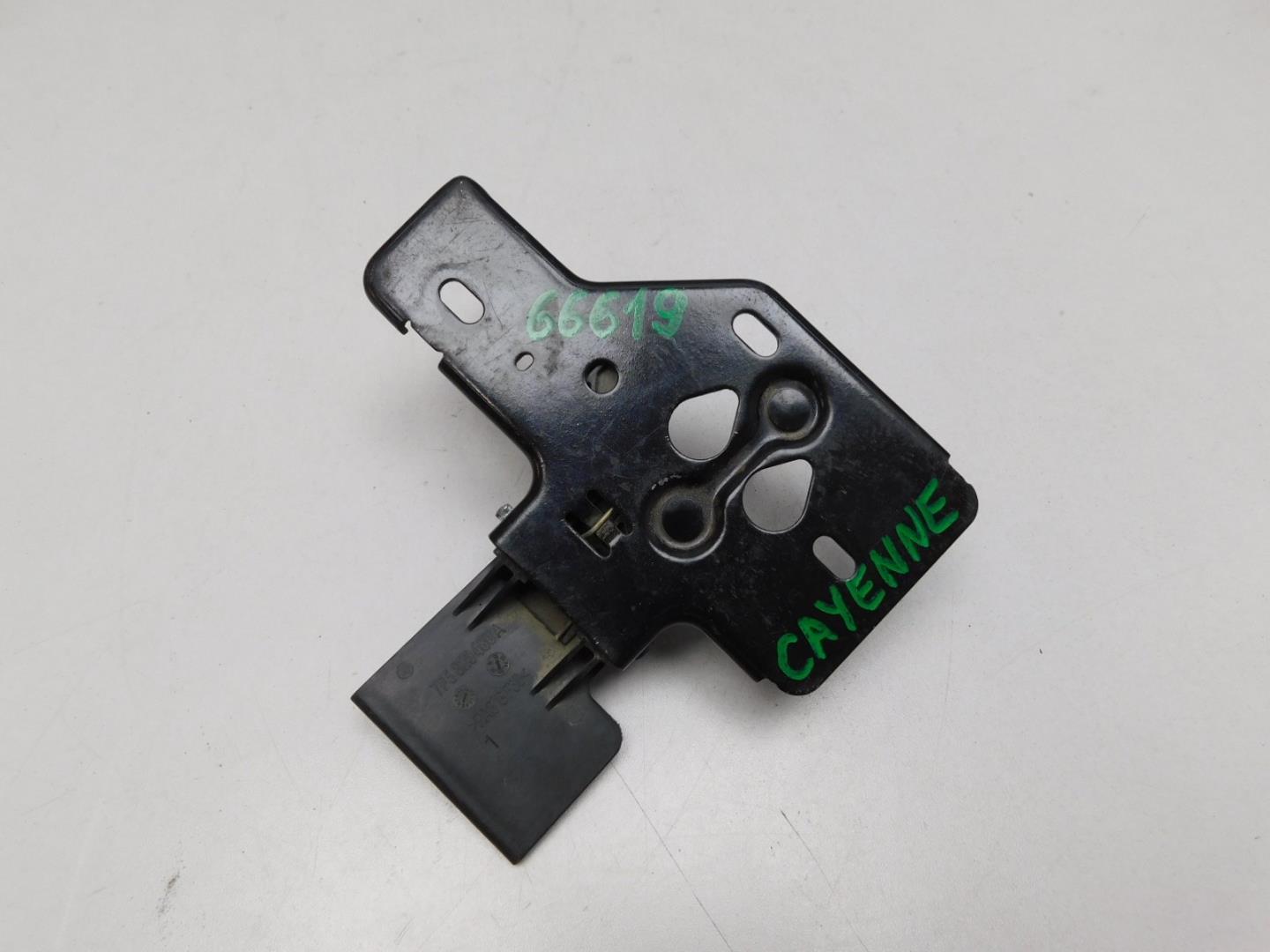 Замок капота