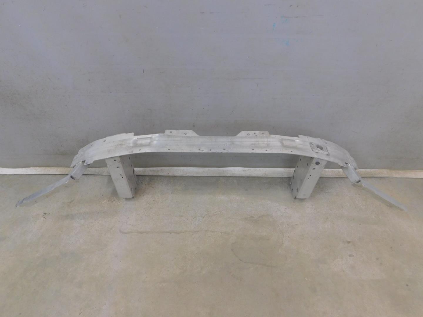 Усилитель переднего бампера