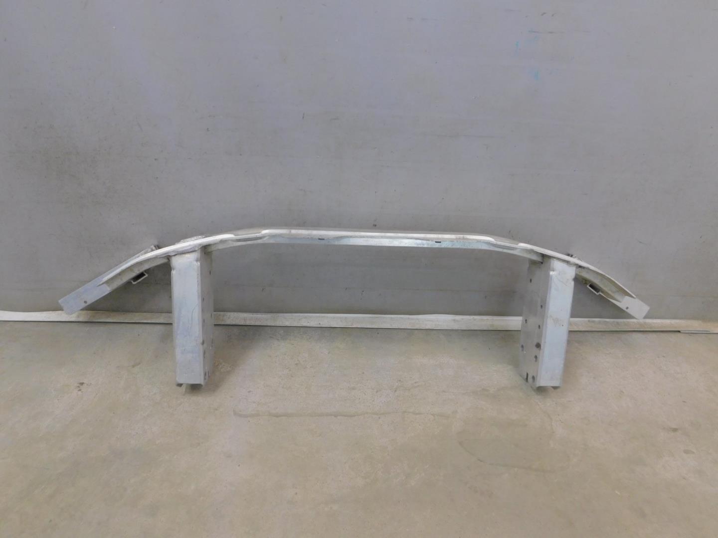 Усилитель переднего бампера