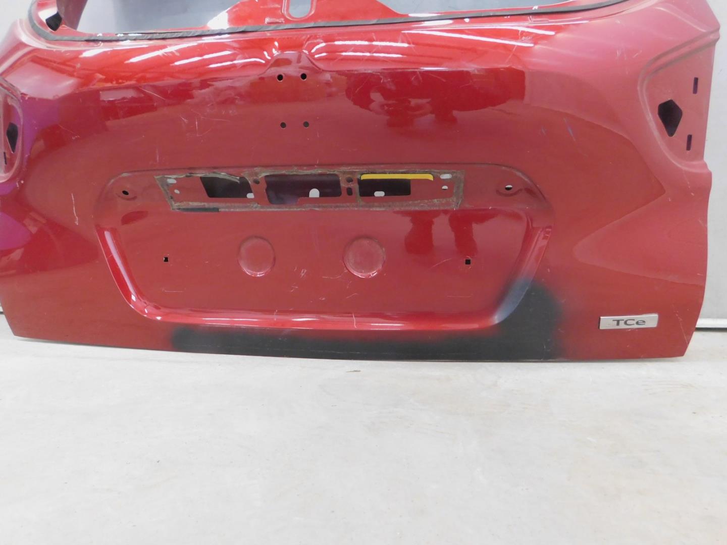 Дверь багажника