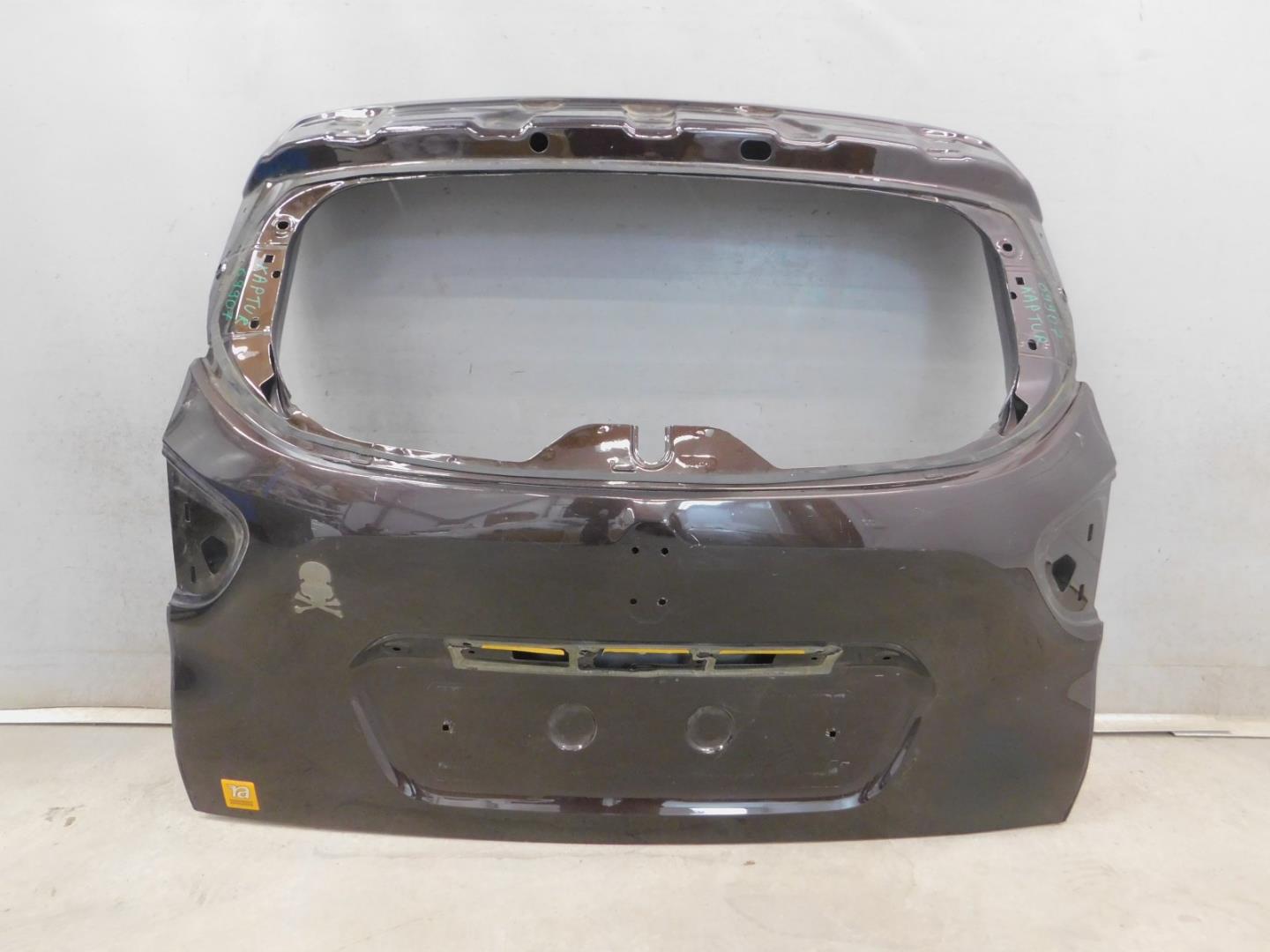 Дверь багажника