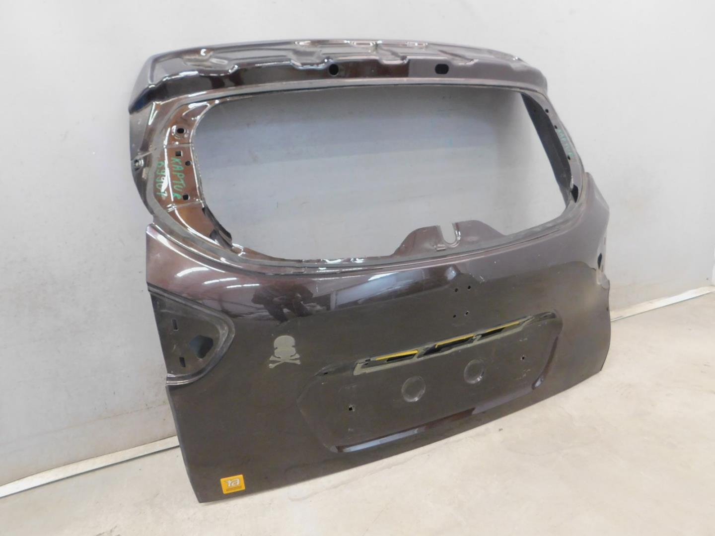 Дверь багажника