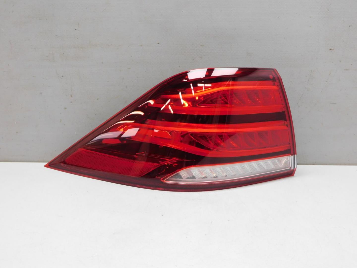 Фонарь задний наружный левый