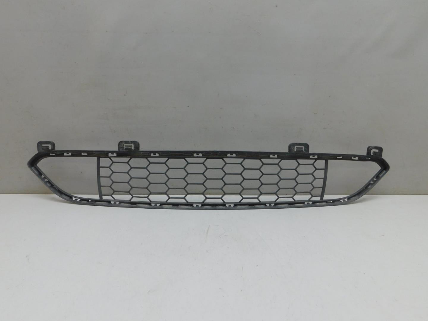 Решетка в бампер центральная