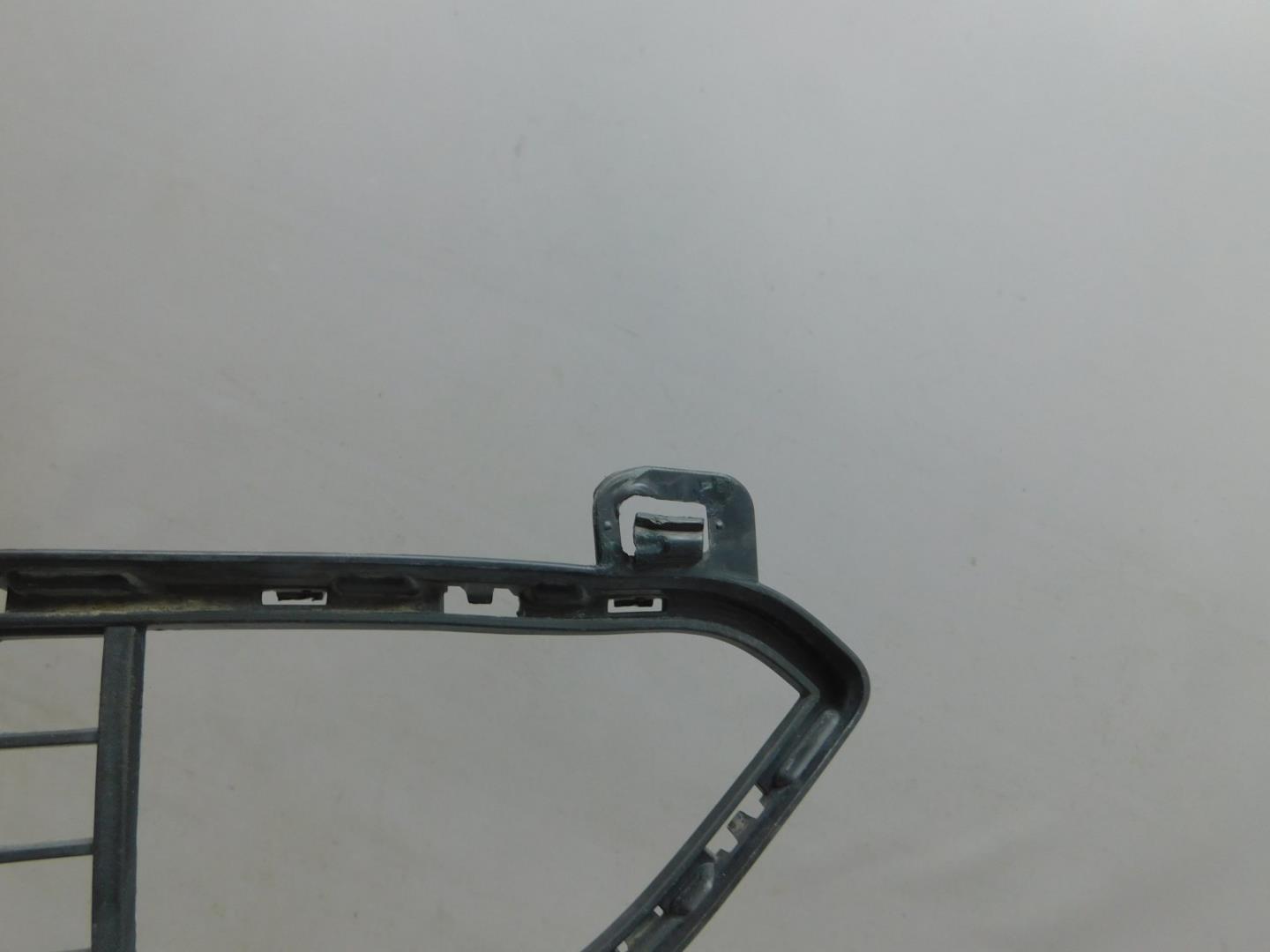 Решетка в бампер центральная