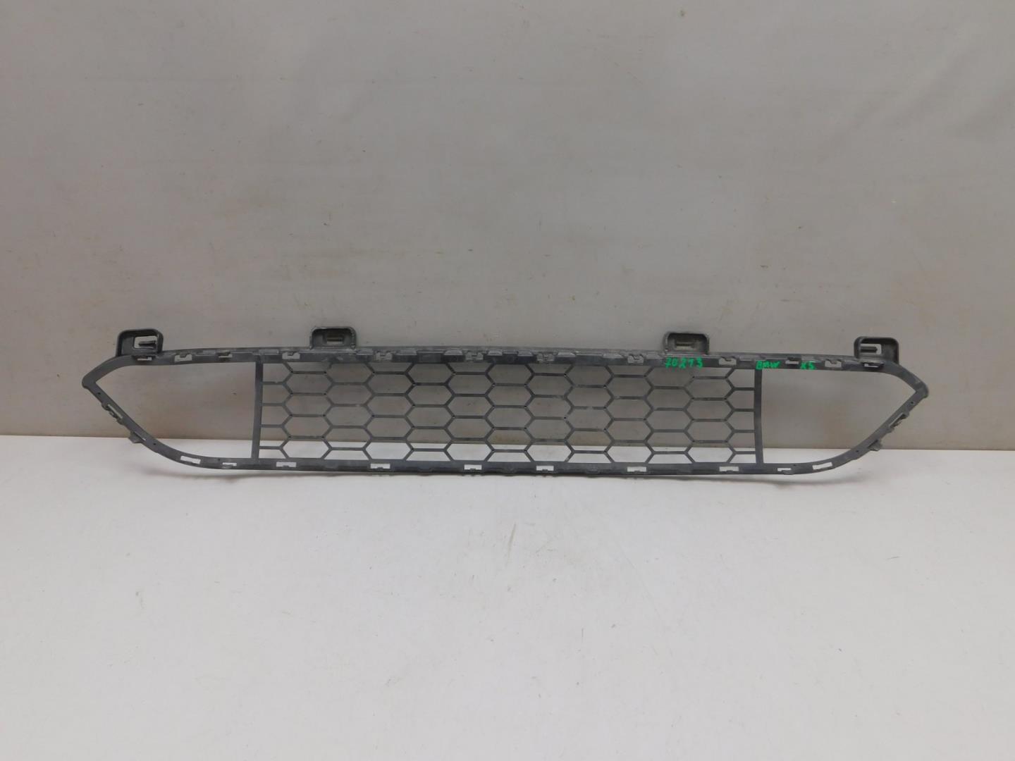 Решетка в бампер центральная