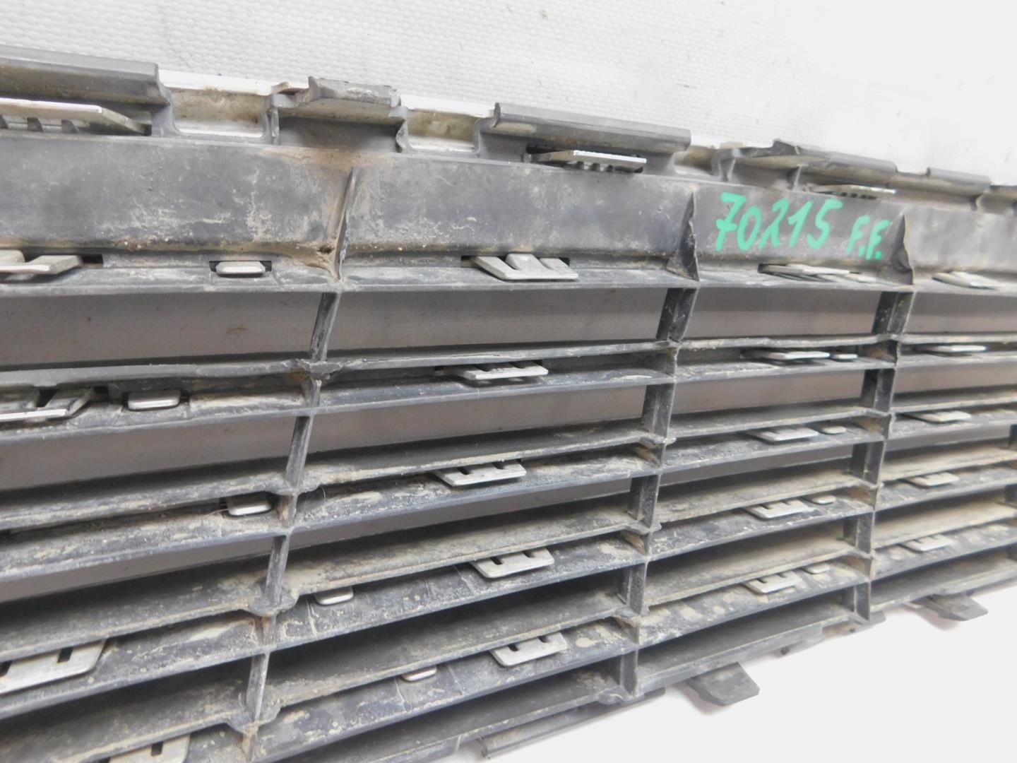 Решетка в бампер центральная