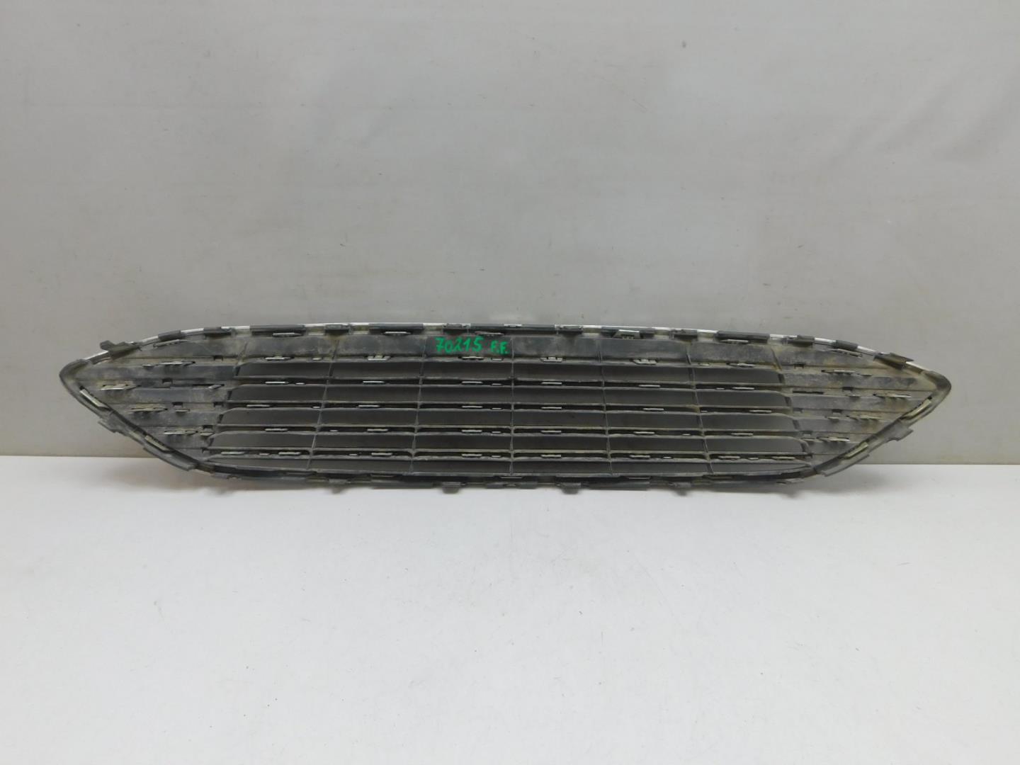 Решетка в бампер центральная