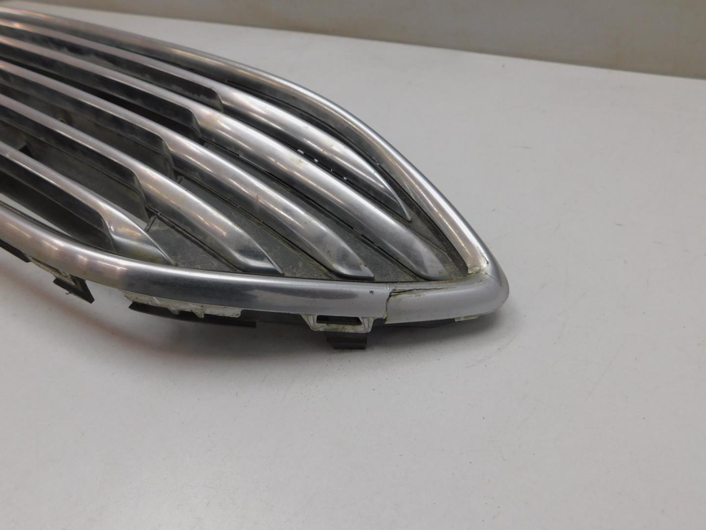 Решетка в бампер центральная